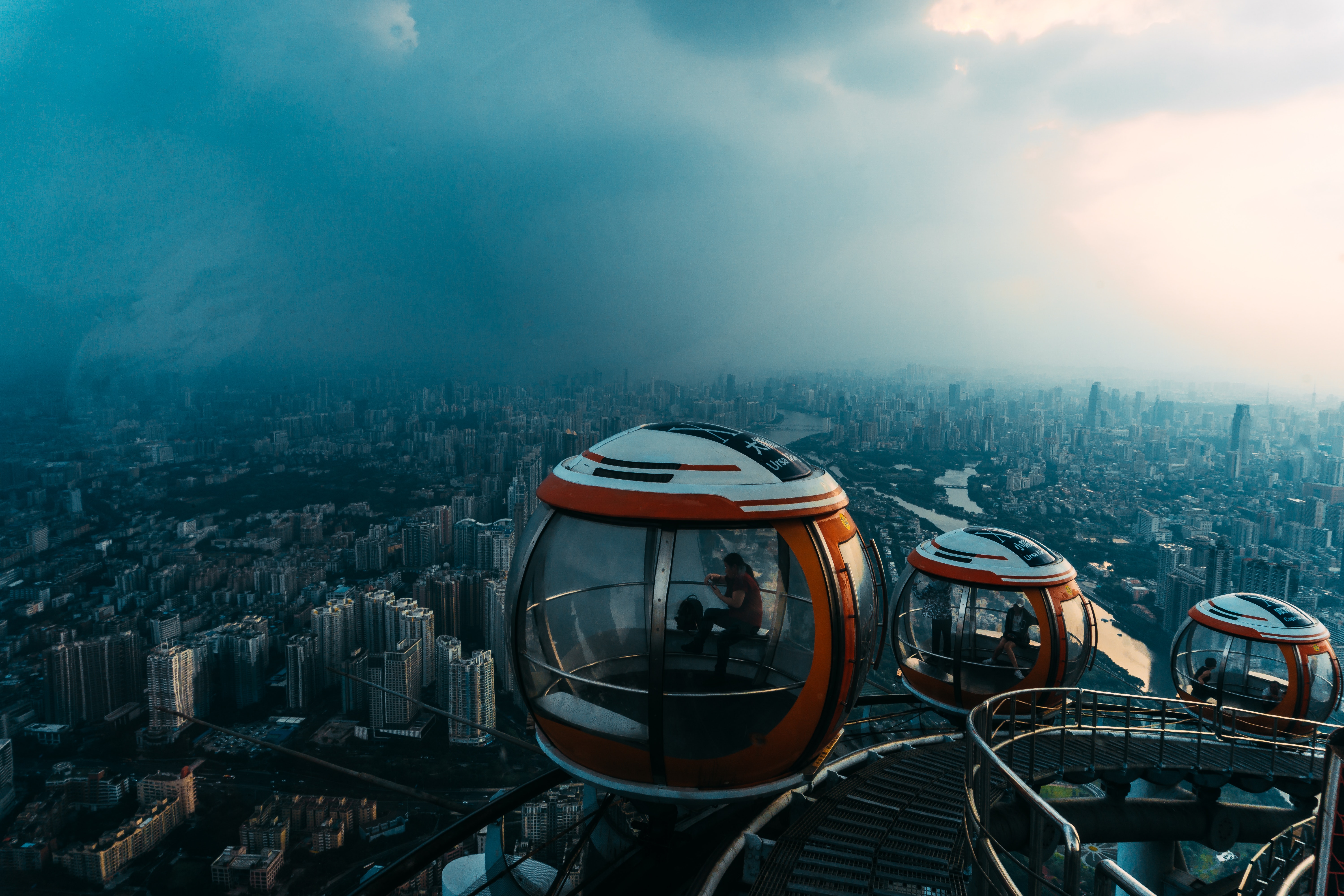 Vehículos para la observación de una ciudad./ Pexels.