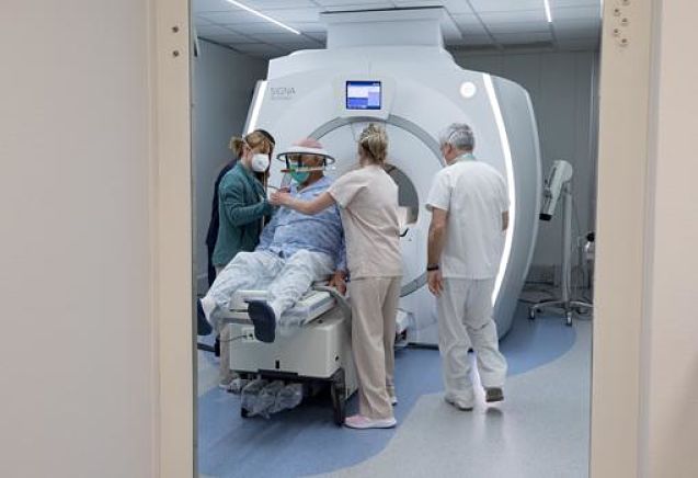Médicos preparan a un paciente. / CHUS