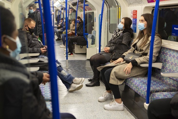 <p>Para cortar el ciclo epidemiológico es necesario mantener la distancia social de 2 a 3 metros, reducir el número de personas en circulación, mantener una ventilación cruzada y constante o ventilar cada una hora.</p>
