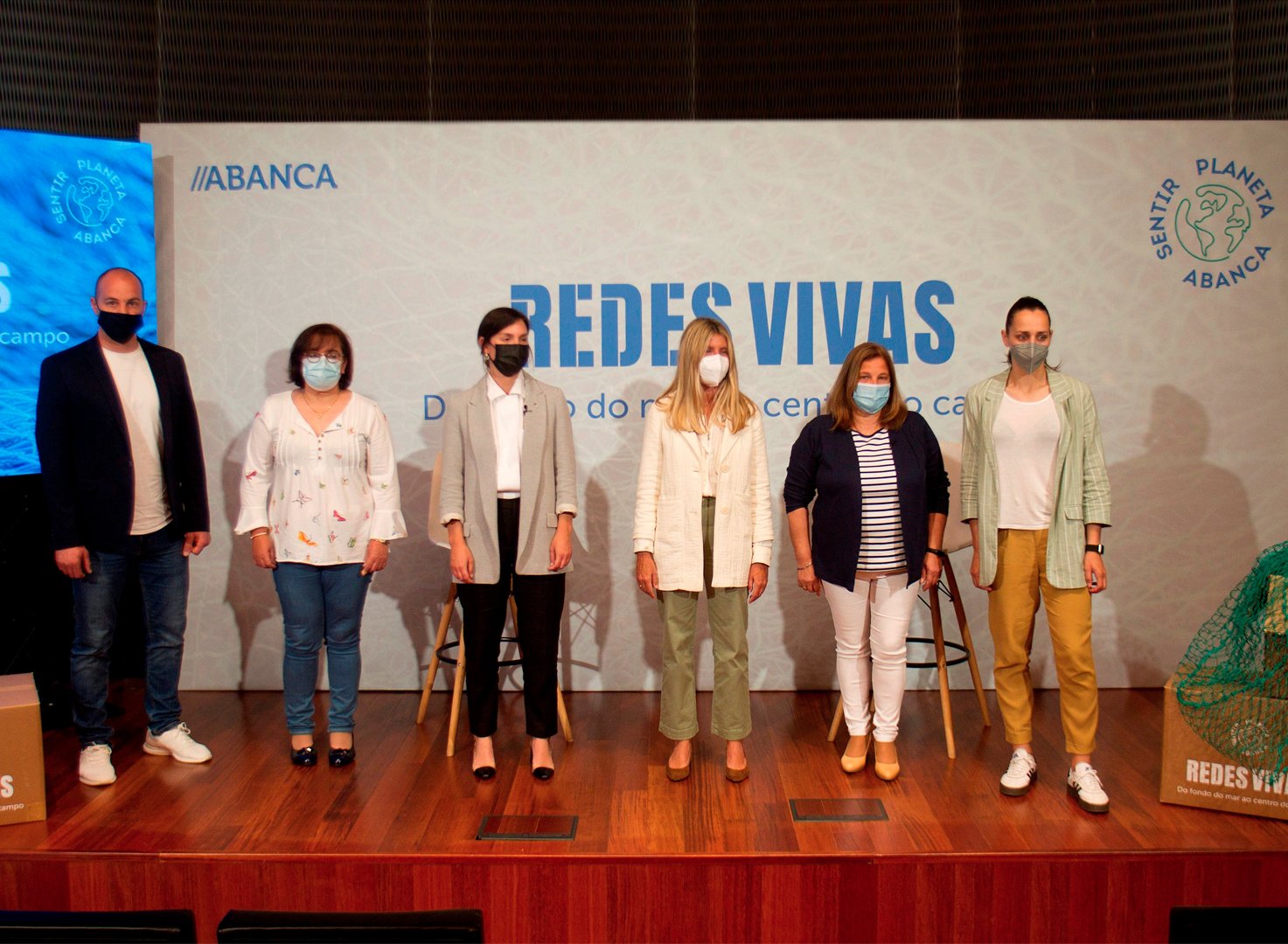 Jonathan Vila, capitán del equipo masculino del Club Balonmano Porriño; Carmen Villanueva, redeira; María García, responsable de Sostenibilidad de Abanca; Susana Ortiz, directora de Marketing de Abanca; Ángeles Millé, redeira, y Saray Sanmartín, capitana del equipo femenino del Club Balonmano Porriño. / Mundiario