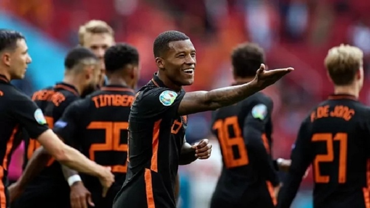 Georginio Wijnaldum, celebra uno de sus goles ante Macedonia. / Twitter