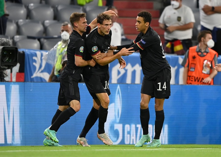 Goretzka es felicitado por sus compañeros tras marcar el empate. / Twitter