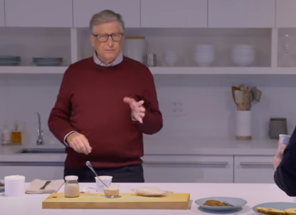 Bill Gates presenta la carne de hongo en una entrevista para 60 minutos. / Captura de video Yotube.