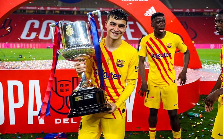 Pedri, con el trofeo de la Copa del Rey 2021. @Pedri