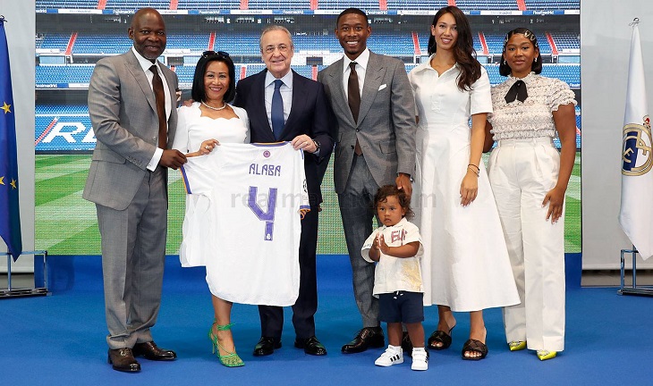 David Alaba con el presidente y toda su familia. realmadrid.com