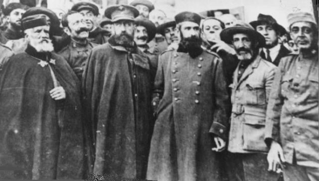 Izquierda_a_derecha,_Coronel_Araujo,_General_Navarro,_Tte._Coronel_Manuel_López_Gómez,_Tte._Coronel_Eduardo_Pérez_Ortiz,_Comandante_de_Caballería_José_Gómez_Zaragoza,_embarcados_de_vuelta_a_Melilla (640x480)
