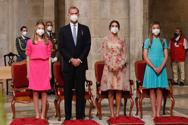 Sus Majestades los Reyes junto a Sus Altezas Reales la Princesa de Asturias y la Infanta Doña Sofía ocupan su lugar en el interior de la Catedral de Santiago