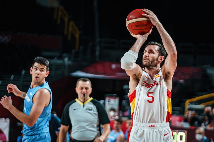 Rudy Rodríguez en lanzamiento triple. @BaloncestoESP