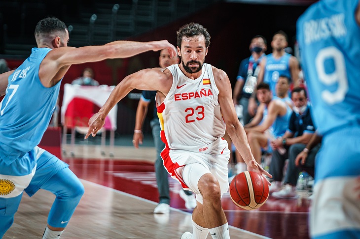 Sergio Llul en un pique camino al aro. @BaloncestoESP