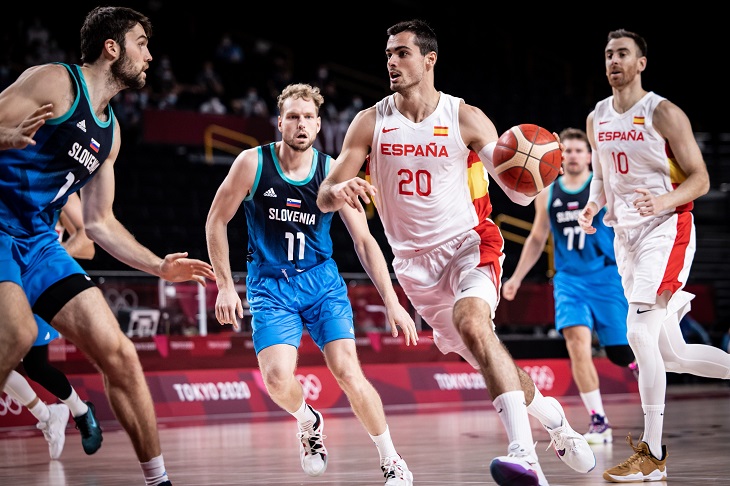 Alberto Albalde intenta llegar al aro. @BaloncestoESP