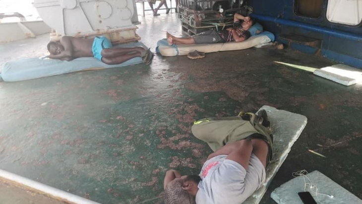 La tripulación del buque 'Cobija', retenido en Yemen, descansa en la cubierta del barco. eldiario.es