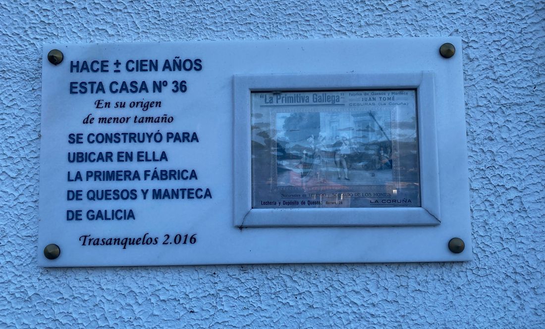 Placa conmemorativa en la primera fábrica de quesos y manteca de Galicia en Trasanquelos (A Coruña). / Mundiario