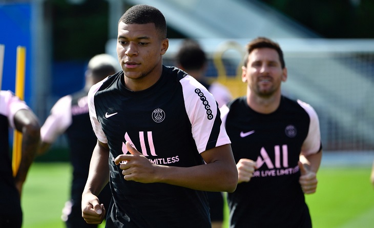 Kylian Mbappé entrena junto a Messi. @psgespanol