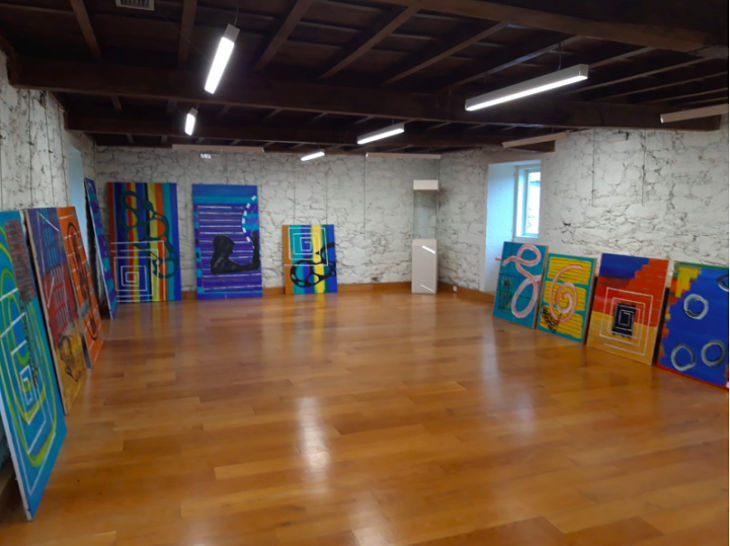 Montaje Exposición Vieiros da Cor Menchu Lamas