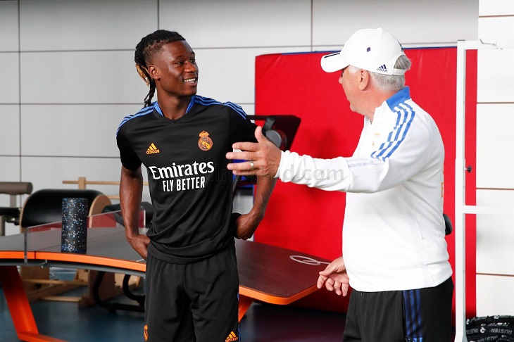 Eduardo Camavinga con el técnico Carlo Ancelotti. realmadrid.com