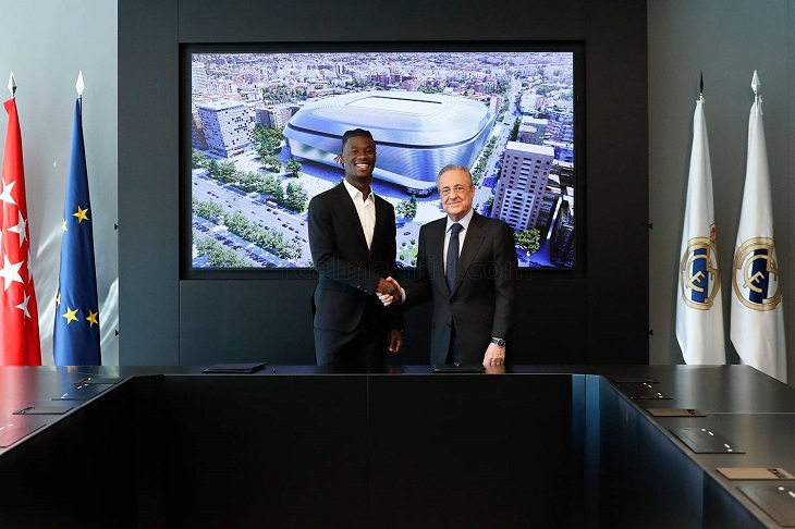 Eduardo Camavinga con el presidente Florentino Pérez.. realmadrid.com