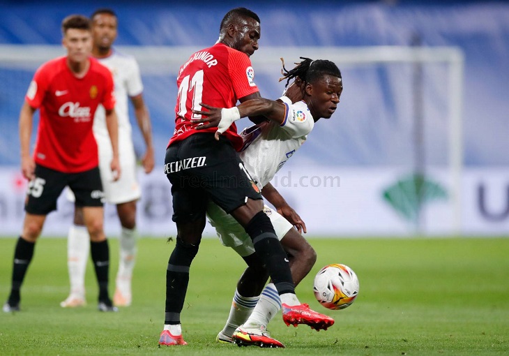 Eduardo Camavinga, disputa el balón en la mitad de la cancha. realmadrid.com