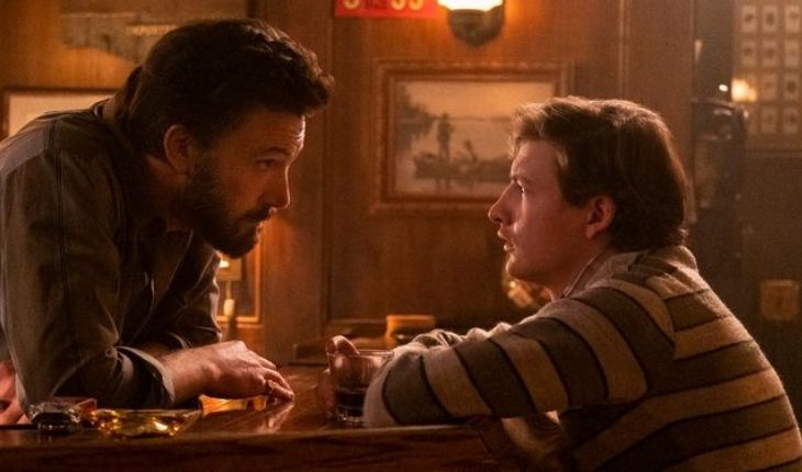 George Clooney dirige a Ben Affleck en The Tender Bar. / Amazon.