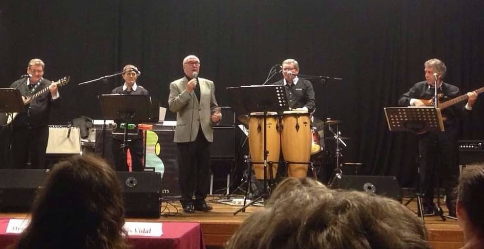 Sito Sedes cantando con Los Zares. / Mundiario