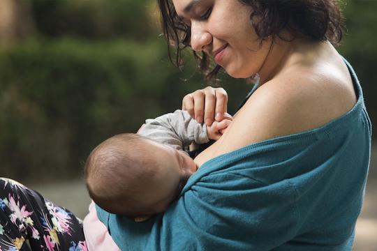 Mujer dando de mamar a su hijo. / Unicef