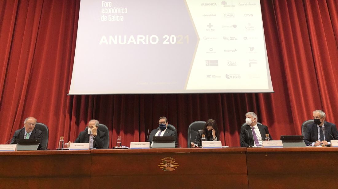 Fernando González Laxe, Emilio Pérez Nieto, Julio Abalde, Inés REy, Santiago Lago y José Luis Gómez, en la presentación del Anuario 2021 del Foro Económico de Galicia, en A Coruña. / Mundiario