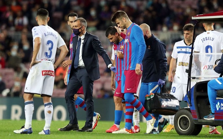 Pigué acompañando al Kun Agüero el día que sufrió la arritmia en pleno partido / Miguel Ruiz - fcbarcelona