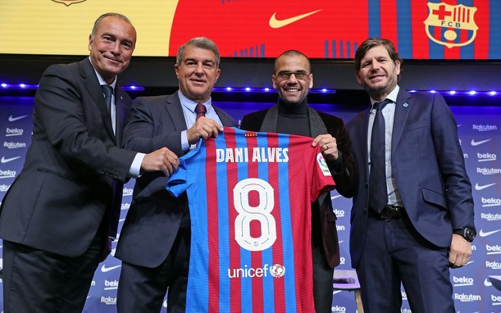 Dani Alves fue presentado oficialmente, pero podrá debutar en enero 2022. /  Miguel Ruiz -fcbarcelona.es