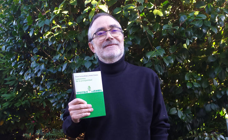 Xosé Carlos Arias con el libro Laberintos de la prosperidad, del que es coautor. / Mundiario