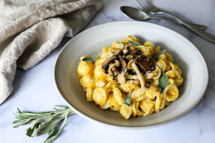 Bowl de pasta en salsa de calabaza dulce, setas y hierbas de otoño. Doreen Colondres