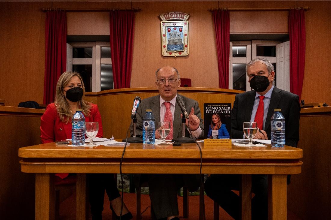 Fernando González Laxe, durante su intervención en la presentación del libro Cómo salir de esta (II), en la Casa Charry del Concello de Oleiros (A Coruña). / Mundiario