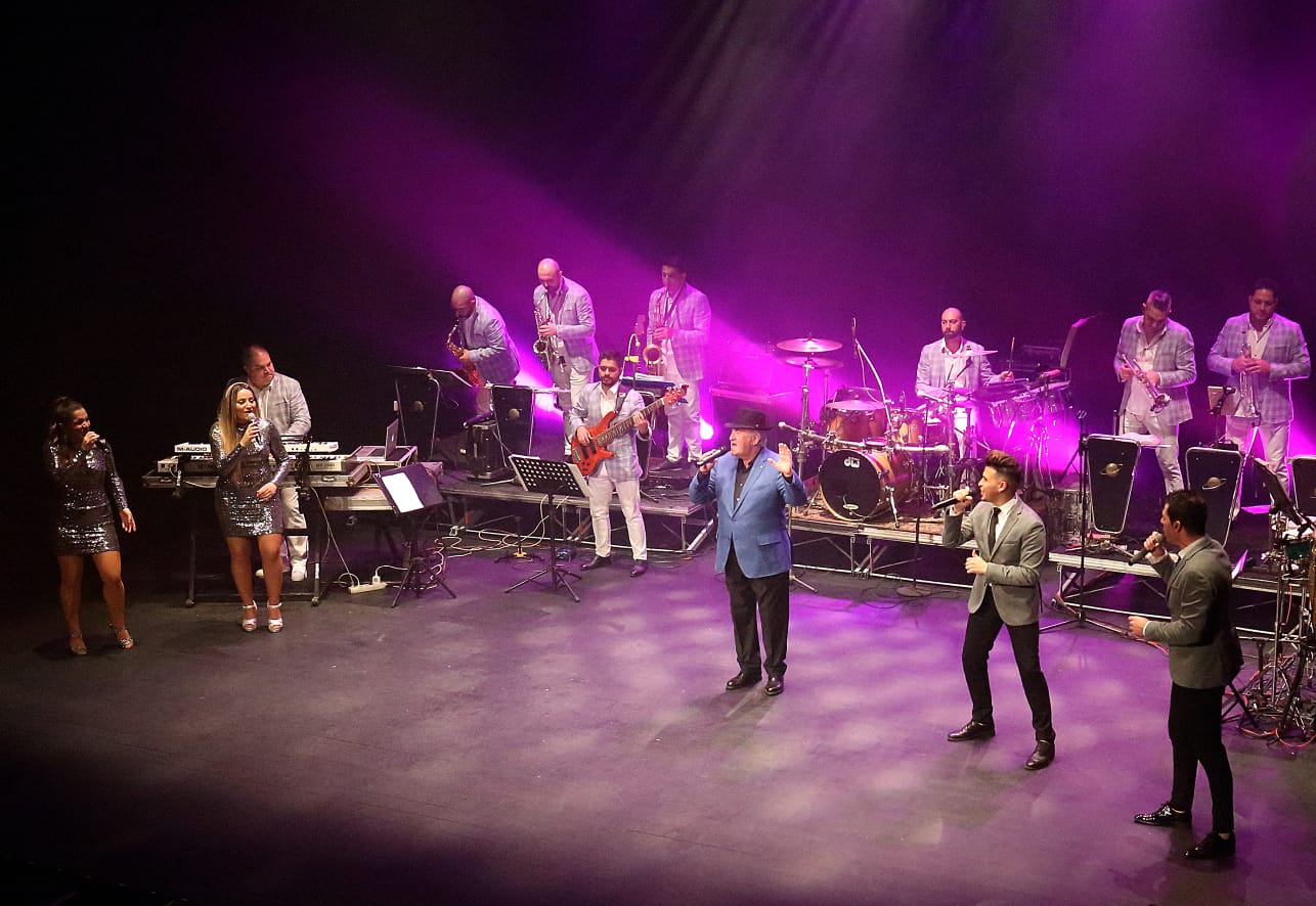 Sito Sedes con la orquesta Los Satélites de A Coruña en el teatro Jofre de Ferrol. / Mundiario