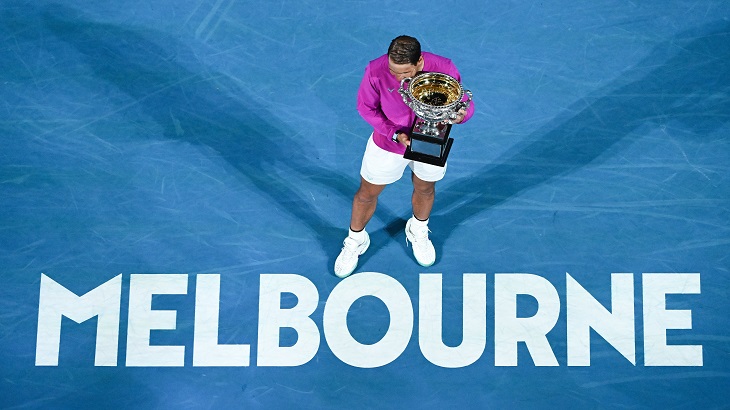 Rafael Nadal con el trofeo del Abierto de Australia.... @AustraliaOpen