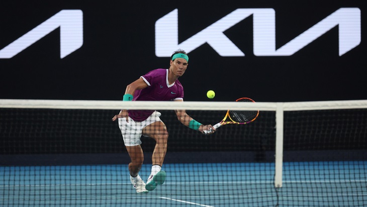 Rafael Nada ataca la red en la final del Australia Open. ausopen.com