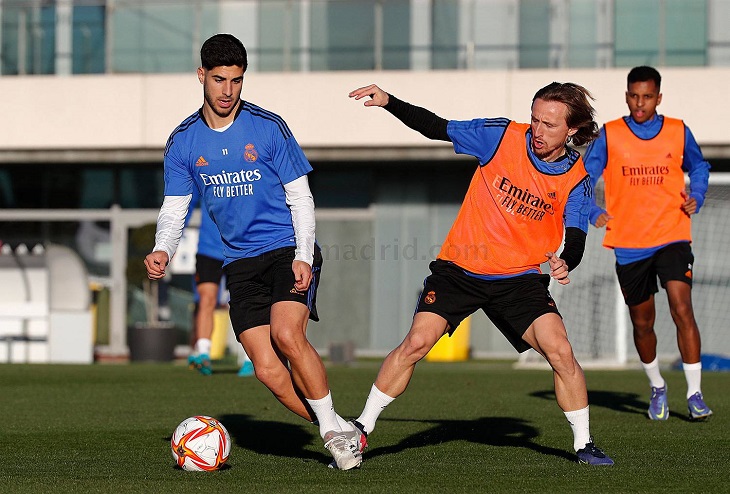 Marco Asesio y Luka Modric entrenan. realmadrid.com