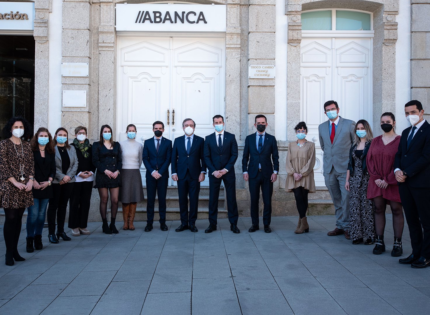 Visita del consejero delegado de Abanca, Francisco Botas (en el centro de la foto), a la oficina principal de la entidad en Lugo. / Mundiario
