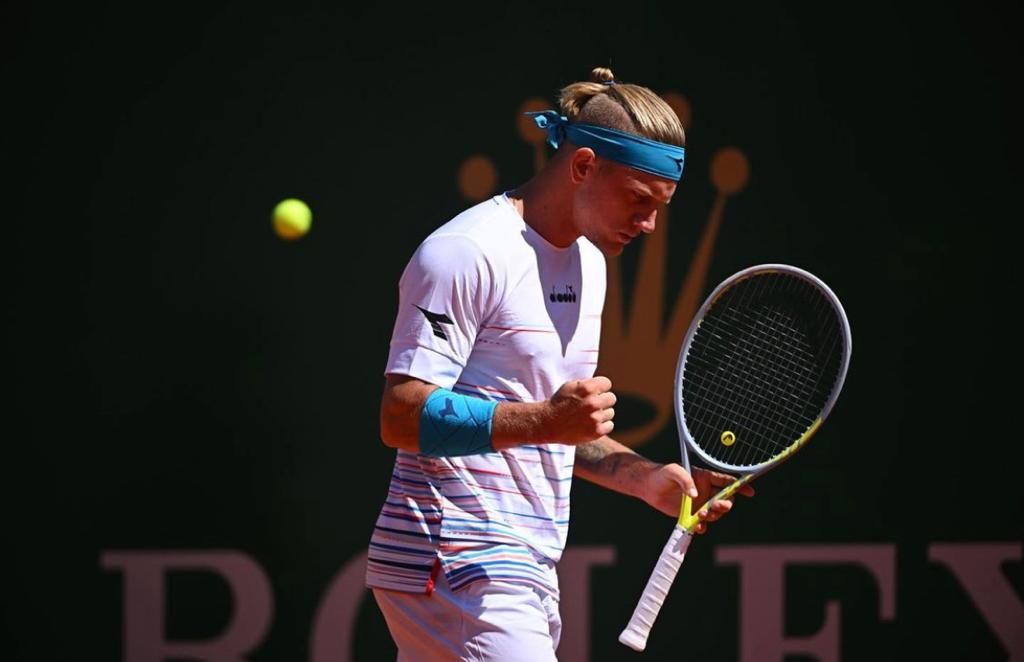 Alejandro Davidovich celebrando un punto frente a Novak Djokovic. / Foto: @aledavidovichofficial