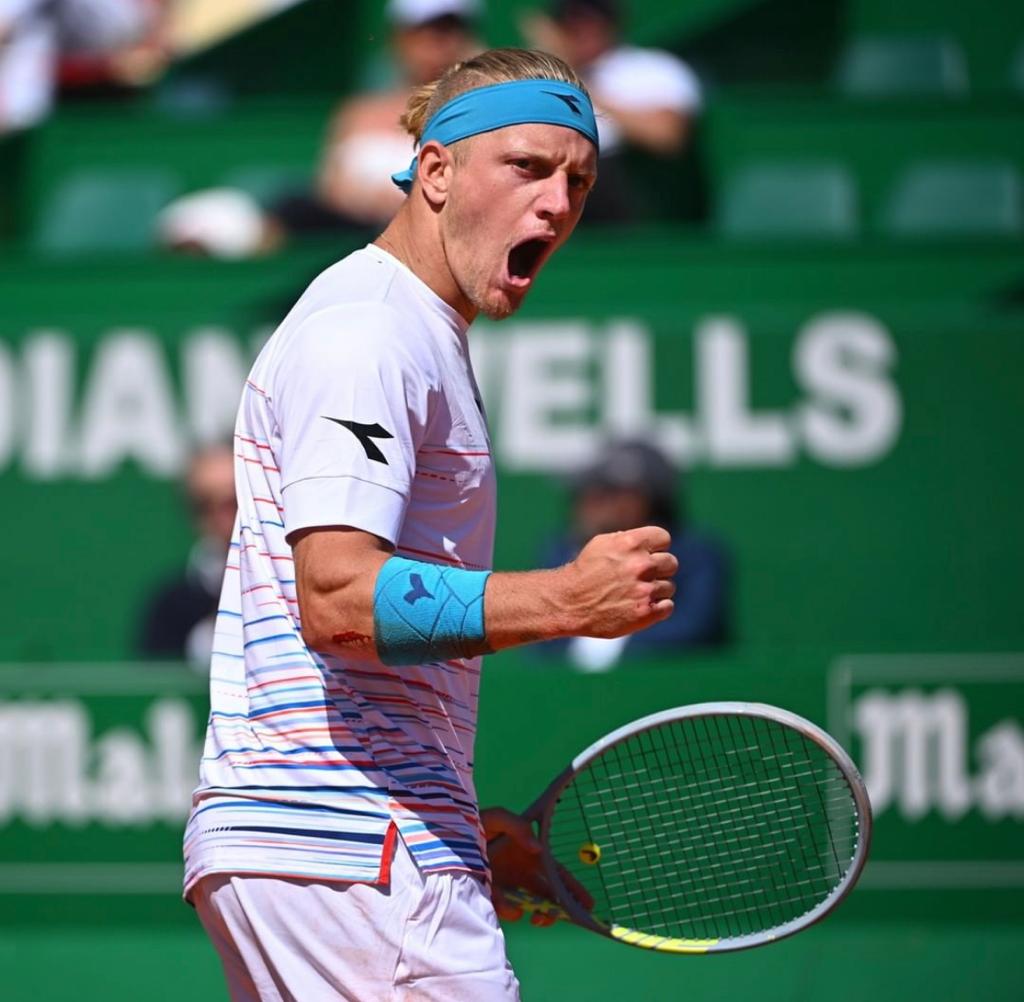 Alejandro Davidovich celebrando un punto frente a Novak Djokovic. / Foto: @aledavidovichofficial