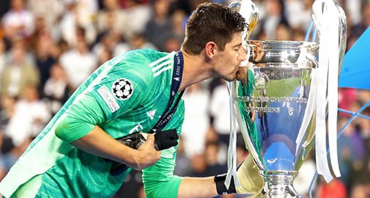 Courtois besando el trofeo de la Champions League./ @realmadrid