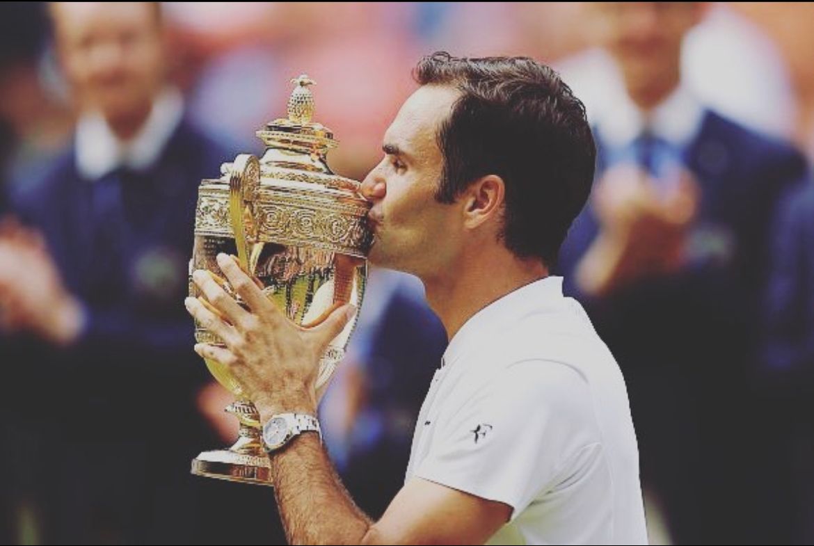 Roger Federer levantando el título de Wimbledon en 2019. / Foto: @rogerfederer