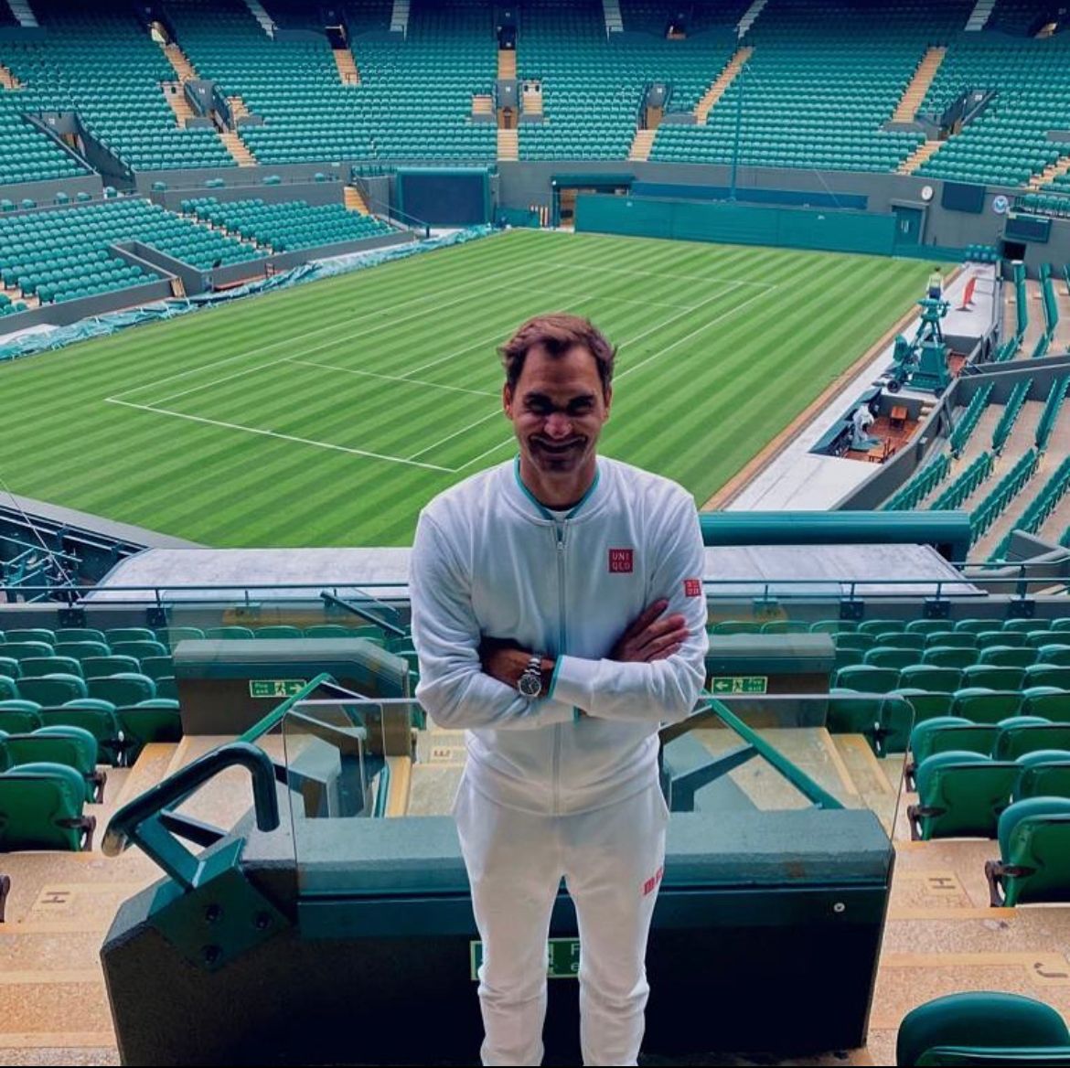 Roger Federer posando en la Centre Court de Wimbledon. / Foto: @rogerfederer
