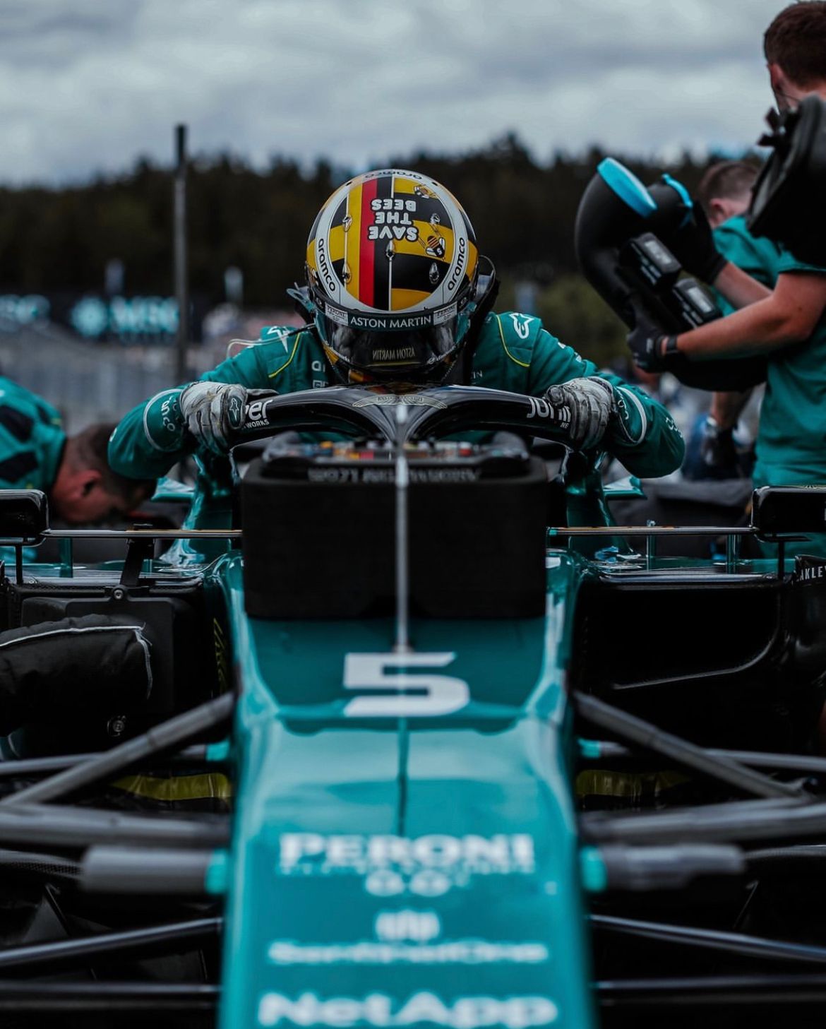 Vettel bajándose de su Aston Martin AMR22. / Foto: @astonmartinf1