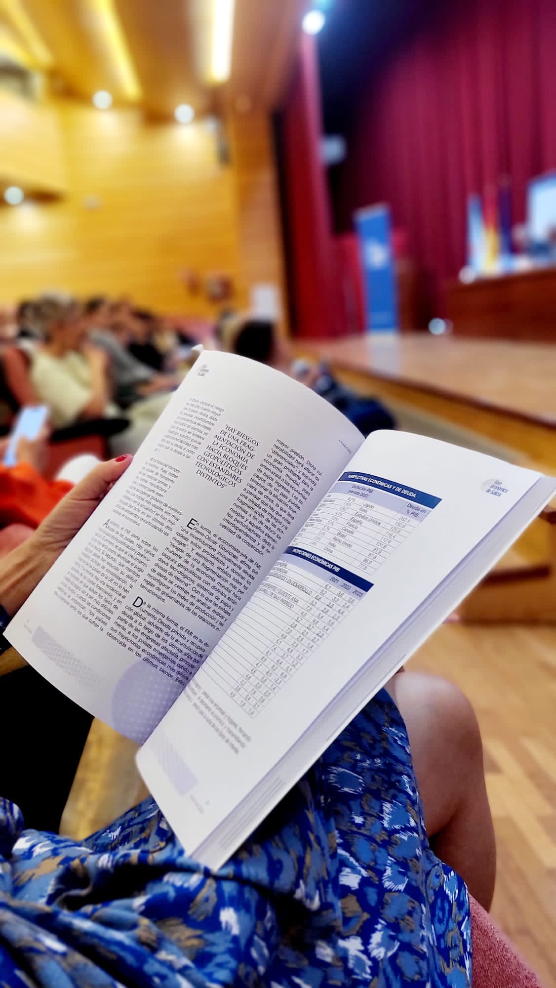 Un ejemplar del Anuario 2022 del Foro Económico de Galicia. /  M. A.