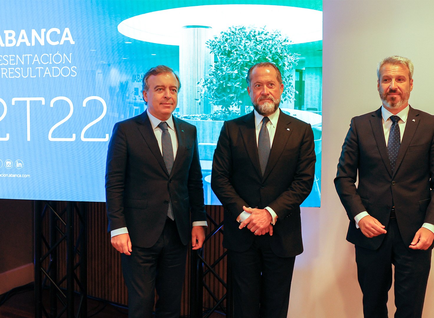 El consejero delegado de Abanca, Francisco Botas; el presidente, Juan Carlos Escotet, y el director general financiero, Alberto de Francisco. / Mundiario