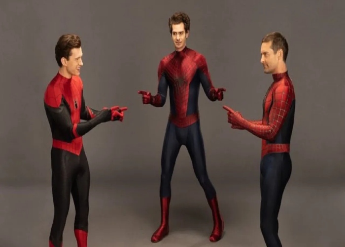 Hombres araña apuntándose. _@marvelstudios