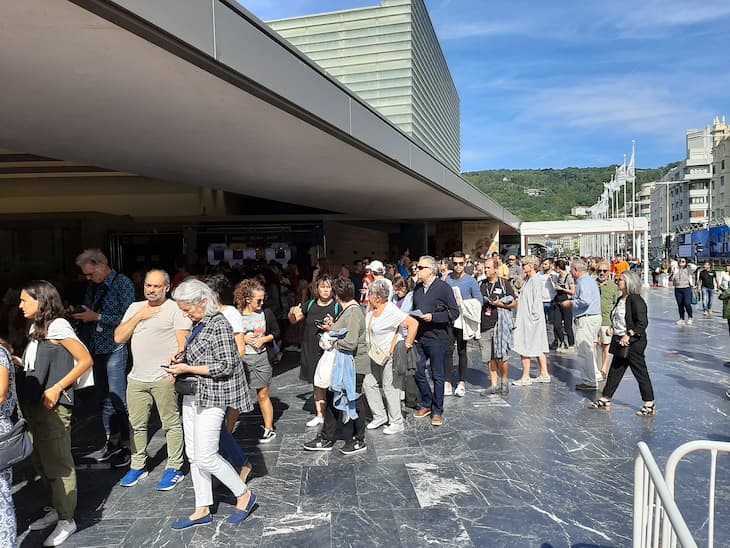 Público a la entrada de las Salas del Kursal, en el 70º Festival de San Sebastián - Francisco Puñal Suárez a