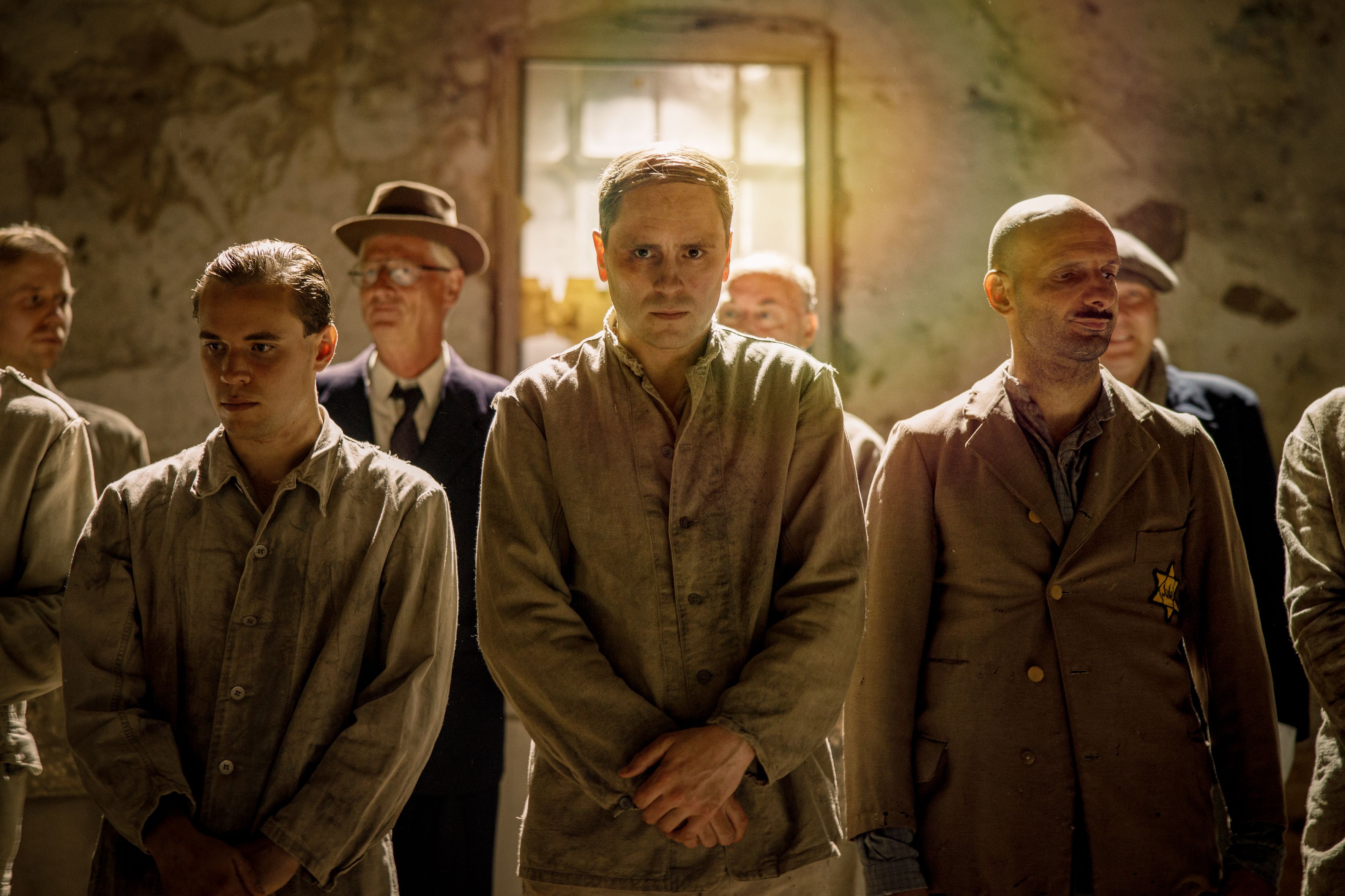 Sverrir Gudnason logra una caracterización impecable, al grado de ser irreconocible. / Filmin
