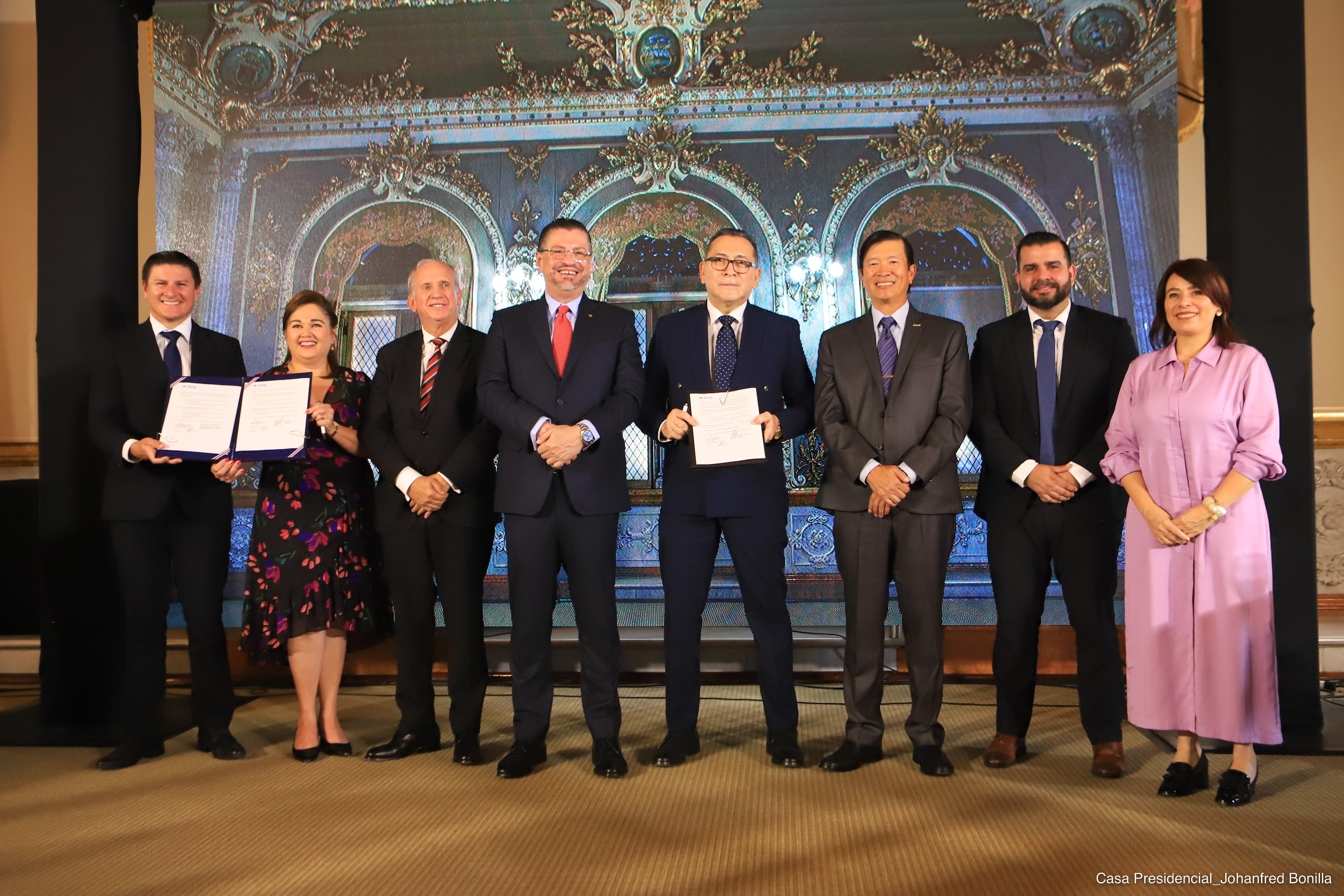 Representantes bancarios, miembros del sector turístico y testigos del acuerdo. / Casa Presidencial de Costa Rica