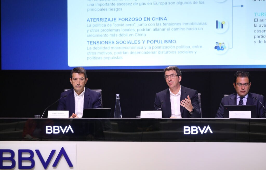 Jorge Sicilia, director de BBVA Research y economista jefe de BBVA; Rafael Doménech, responsable de Análisis Económico, y Miguel Cardoso, economista jefe para España. / Mundiario