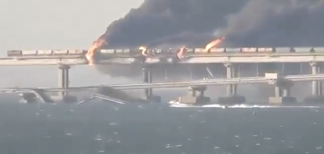 Explosión en el puente que une la península de Crimea con Rusia. / TV