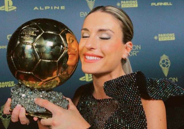 Alexia Putellas del FC Barcelona gana el Balón de Oro por segundo año cosnecutivo. @francefootball